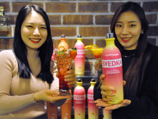 모델들이 롯데주류가 출시한 '스베드카 피치' '스베드카 스트로베리 레모네이드'를 선보이고 있다.  롯데주류 제공